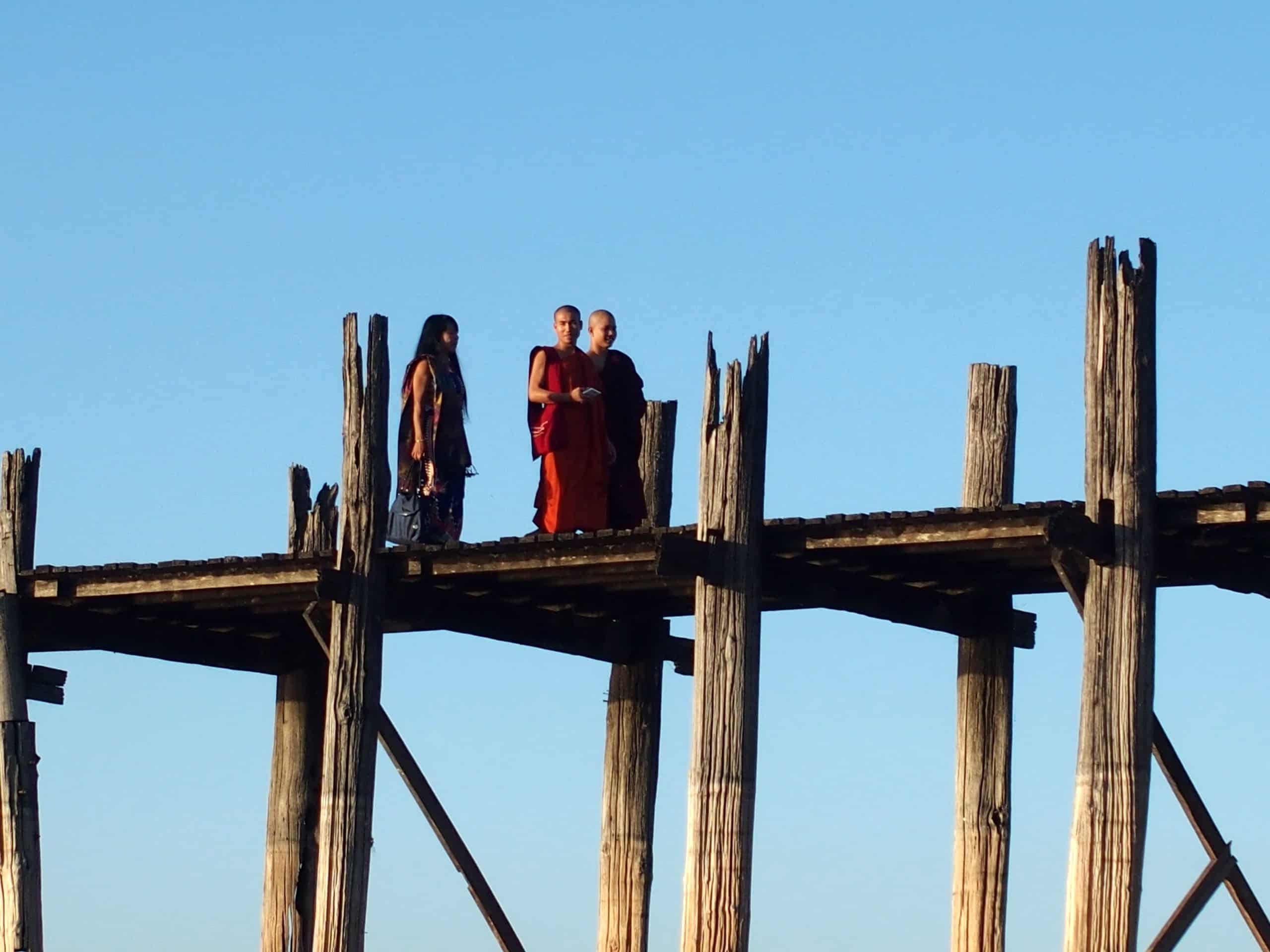 Jeunes moines sur le pont U Bein Myanmar
