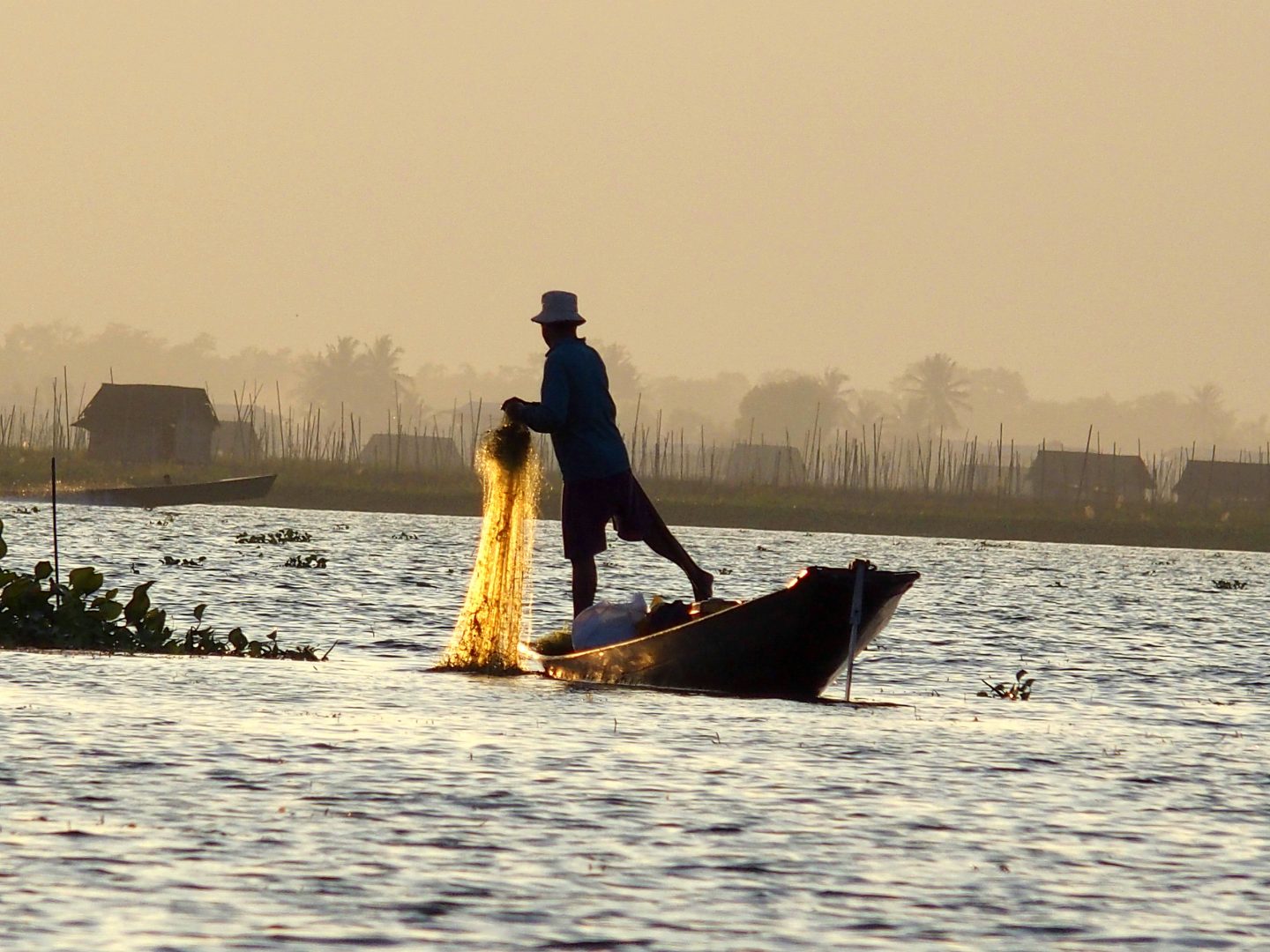 Pêcheur au filet lac Inle Birmanie