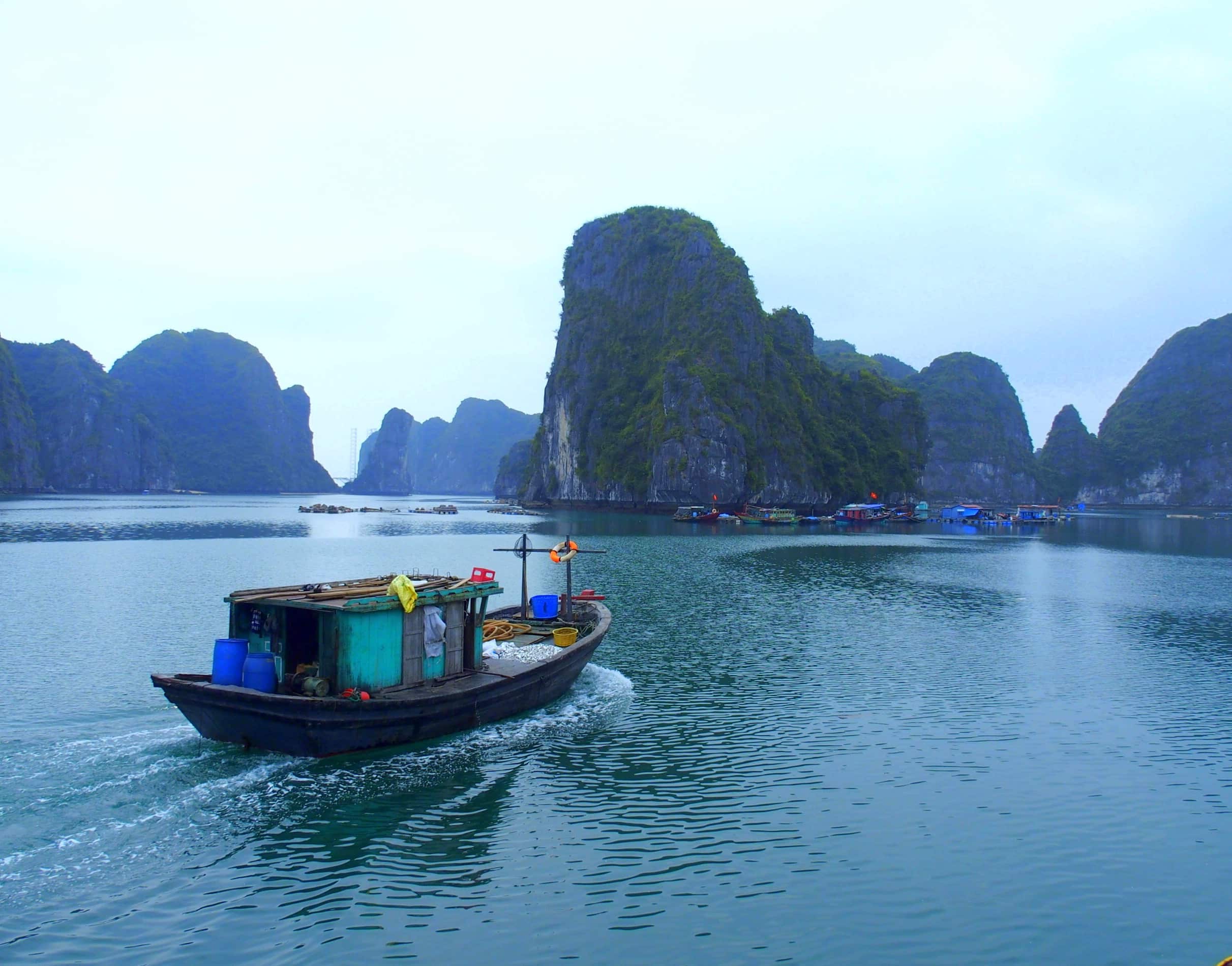 Bateau de pêche dans baie d'Halong Vietnam