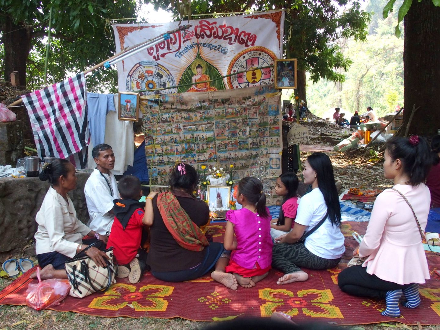 Prière familiale au temple de Vat Phou Laos