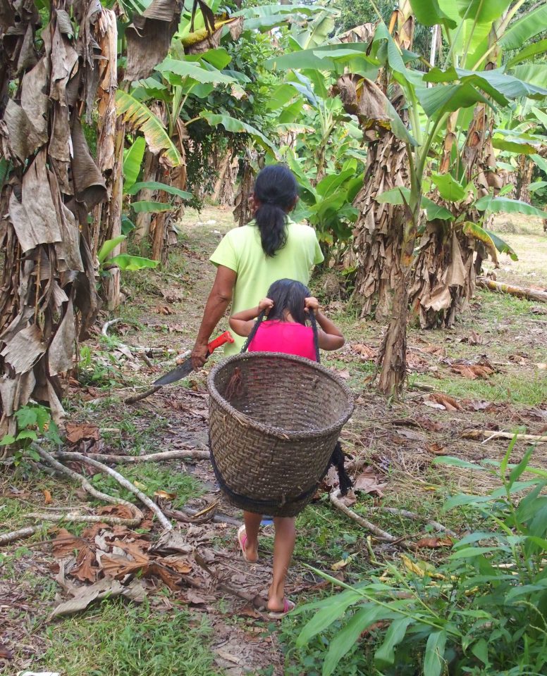 Marta et Tatiana sa petite fille en Amazonie Equateur