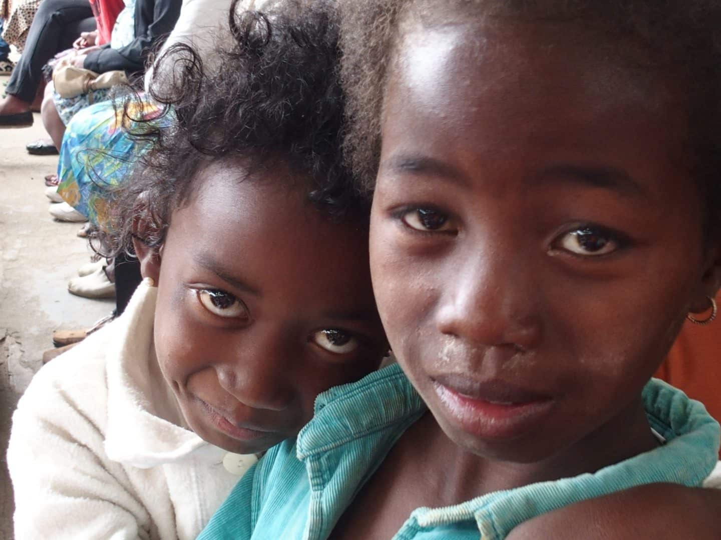 Fillettes à la messe Père Pedro Madagascar