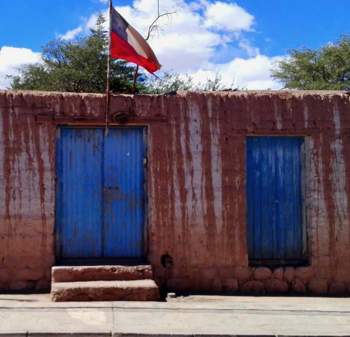 Portes bleues et drapeau chilien San Pedro de Atacama