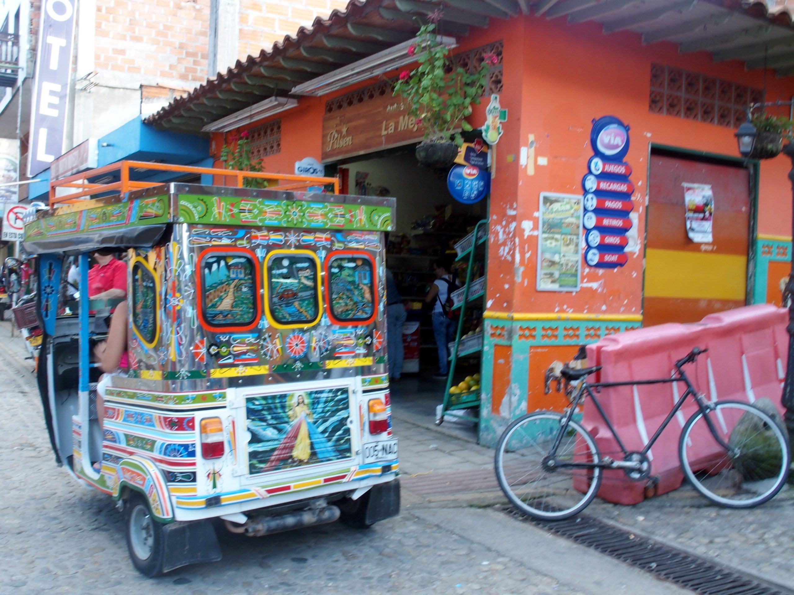 Moto chiva dans ruelle de Guatape Colombie